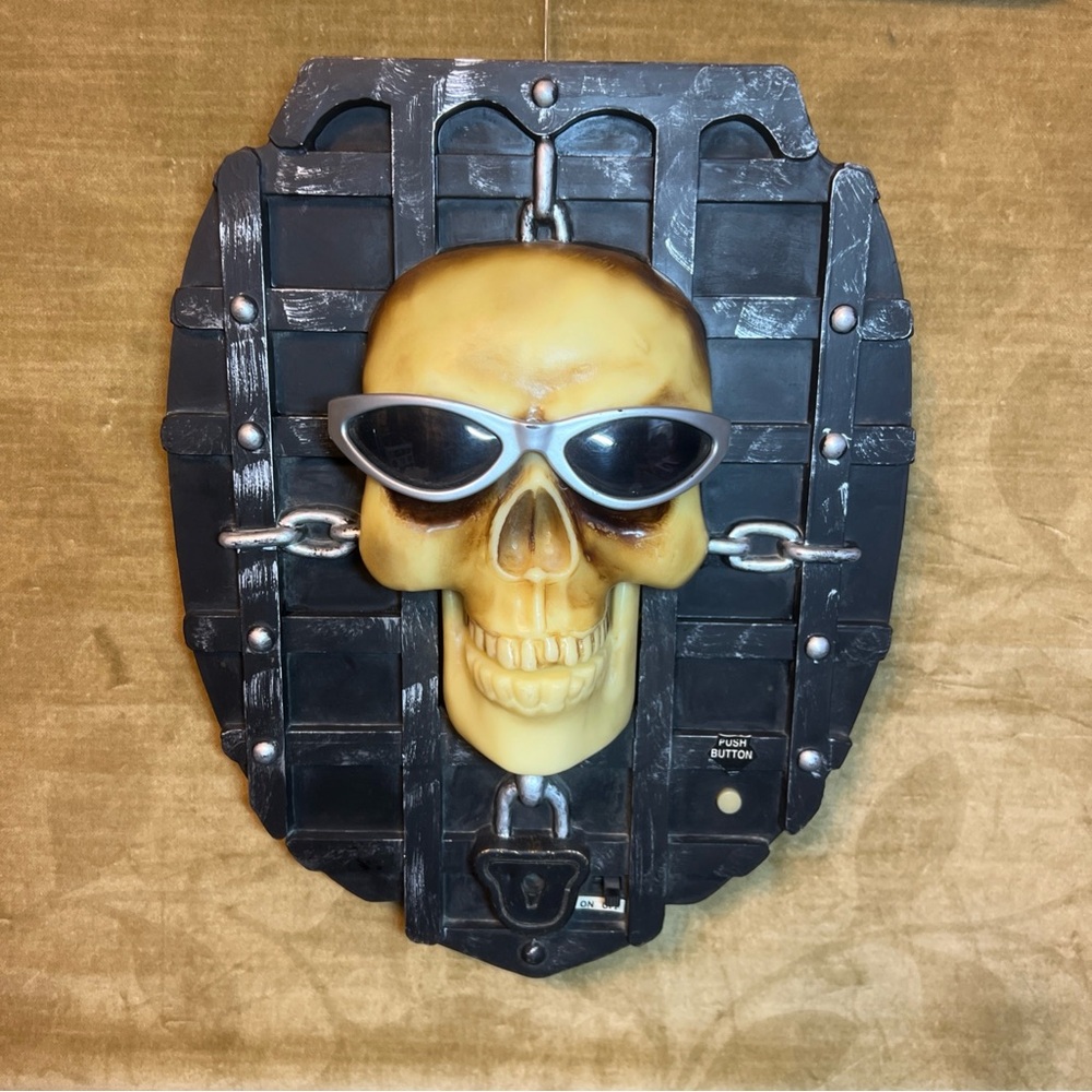Gemmy 1998 Singing “Soul Man” Skull Hanging Halloween Plaque Motion Activated
